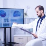 Beyin ameliyatı öncesi doktor hasta görüşmesi ameliyathane