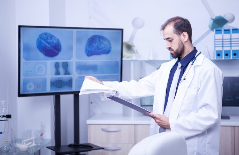 Beyin ameliyatı öncesi doktor hasta görüşmesi ameliyathane