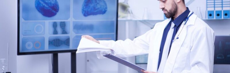 Beyin ameliyatı öncesi doktor hasta görüşmesi ameliyathane