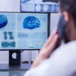 Beyin cerrahisi muayene doktor hasta görüşmesi