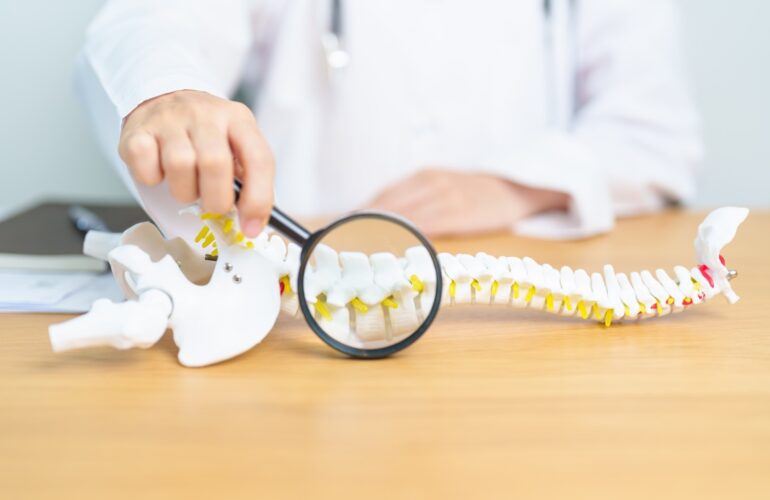 Kuyruk sokumu ağrısı tehlikeli belirtiler koksiks anatomisi